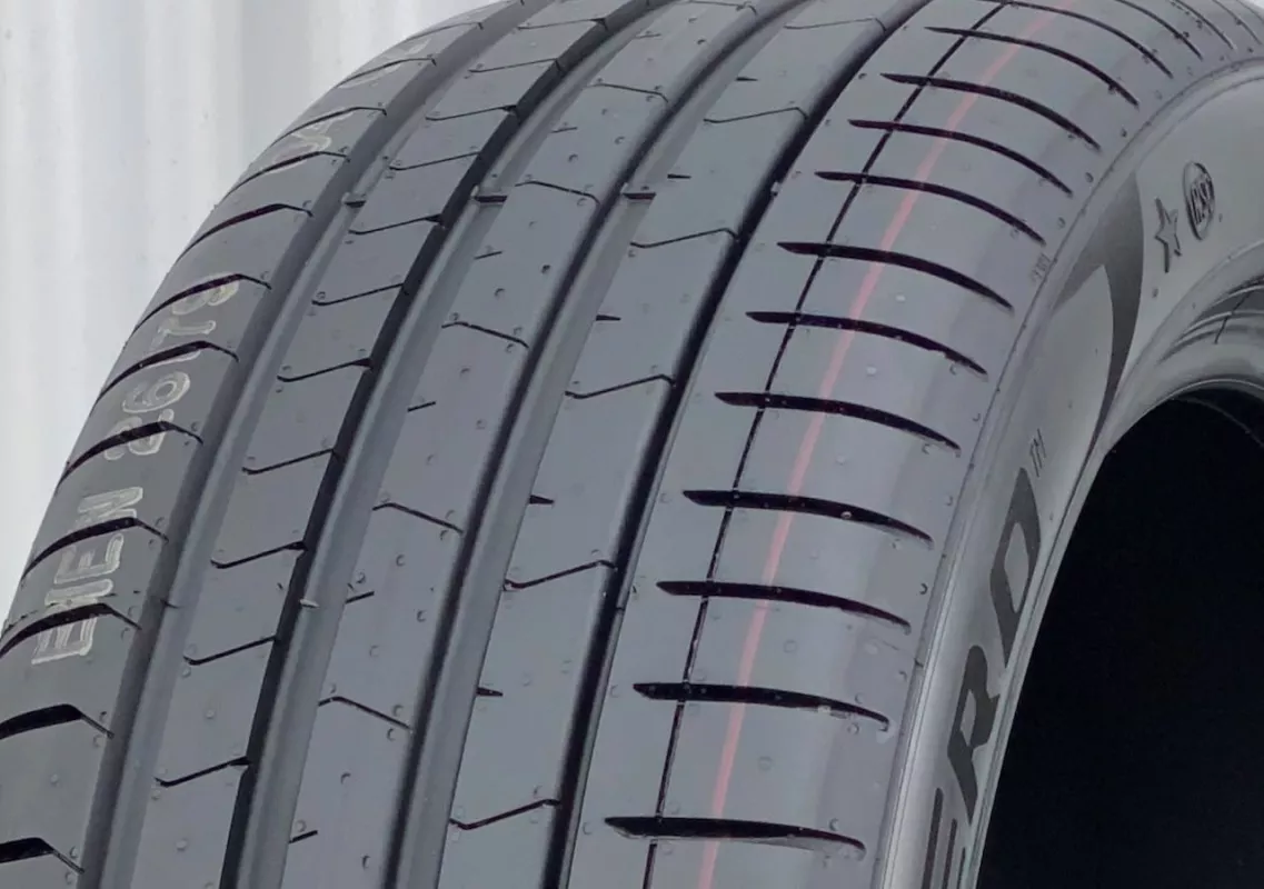 Pirelli P-Zero PZ4 Luxury Salon (*) 225/40R19 93Y XL RFT padangos (2025 m.)