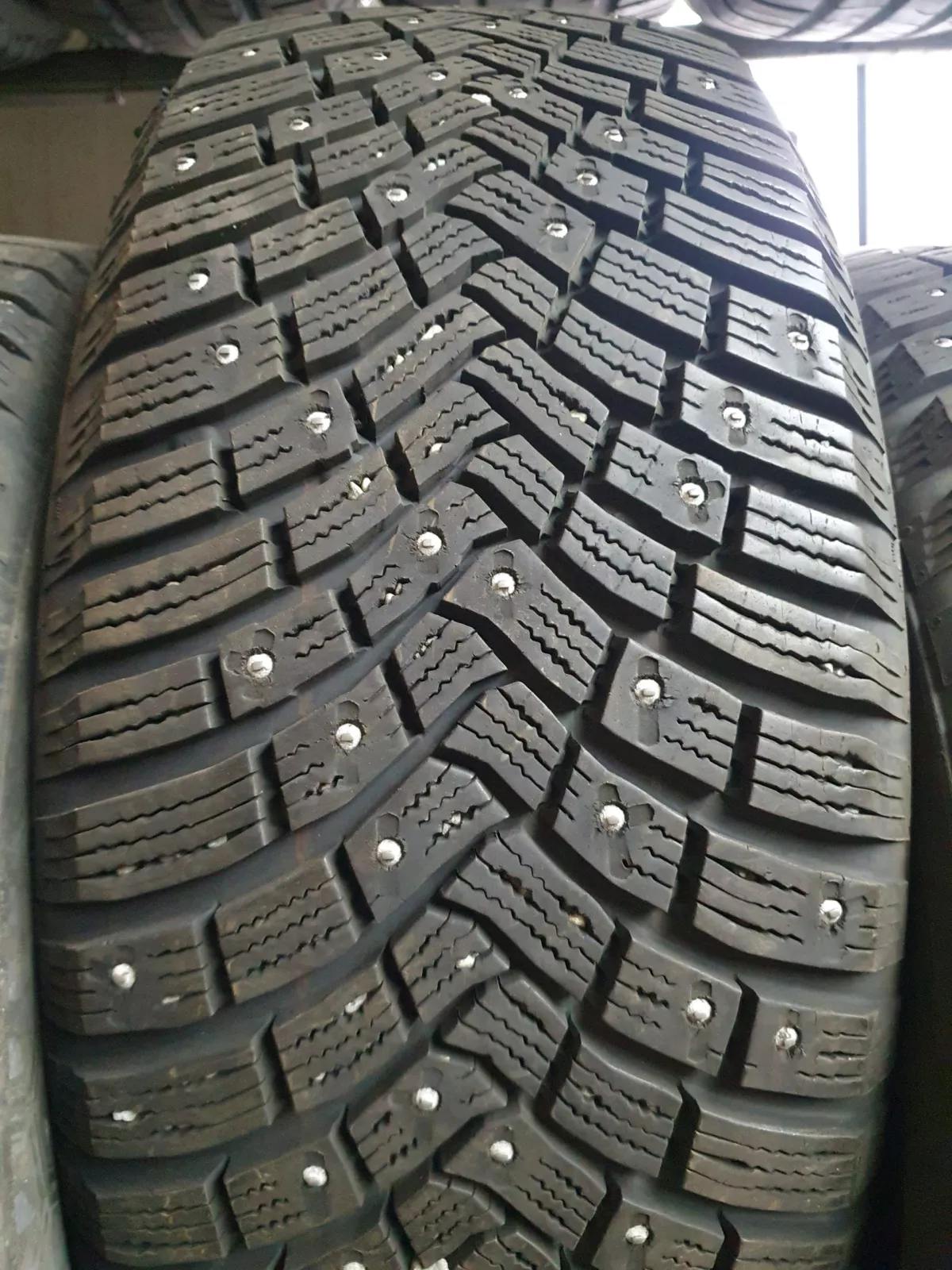 Continental IceContact 3 dygliuotos padangos 205/55R16