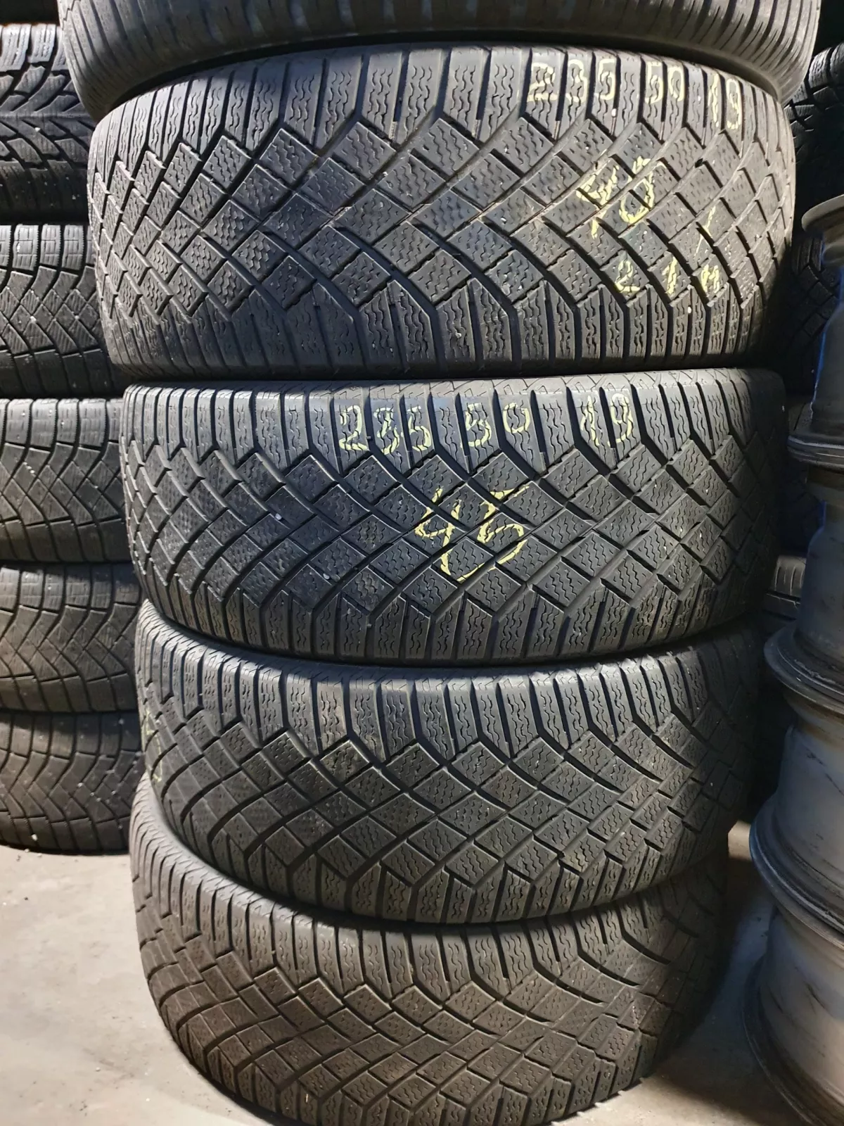 Continental VikingContact 7 235/50R19