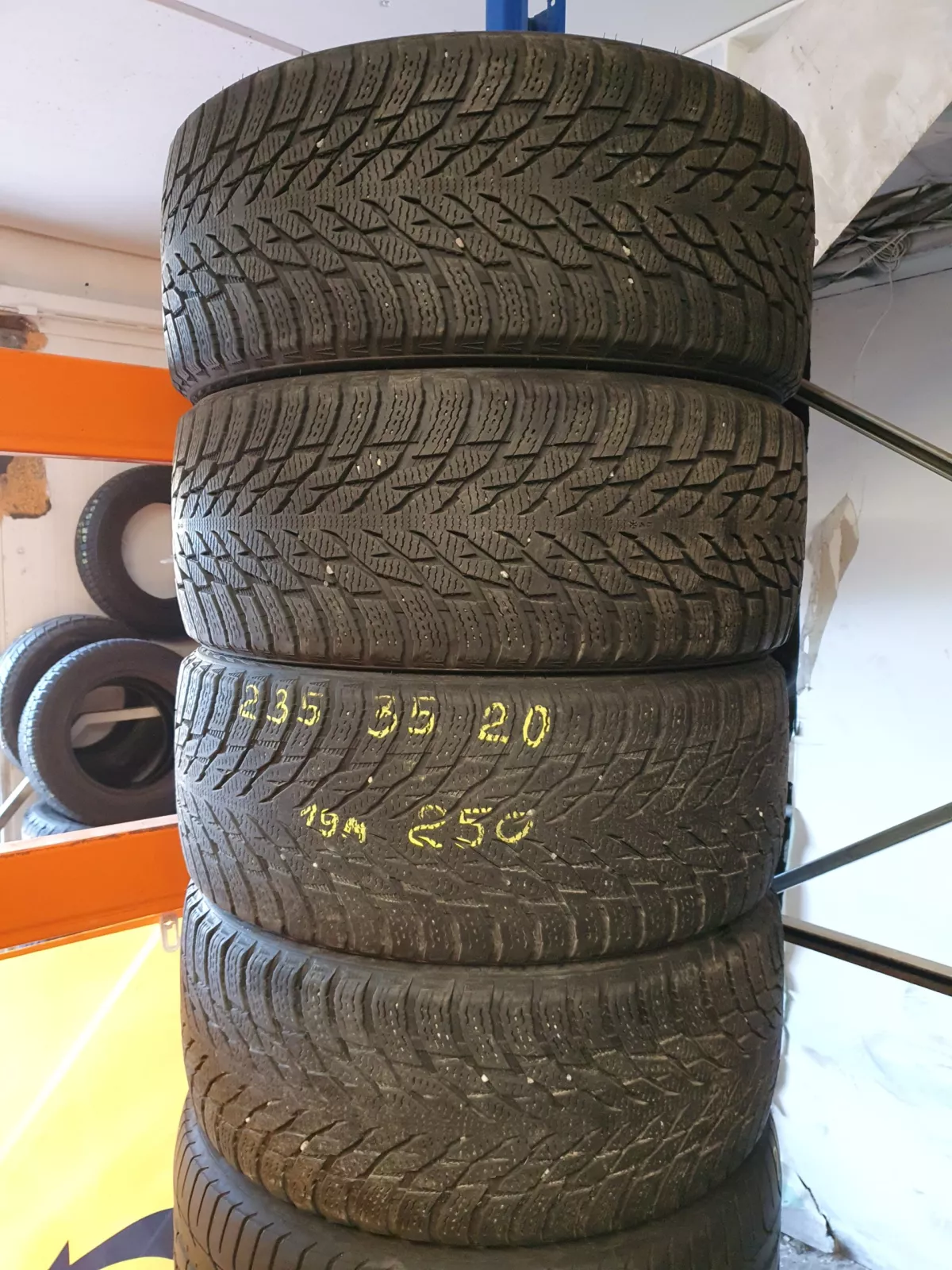 Nokian hakkapeliitta R3 235/35R20