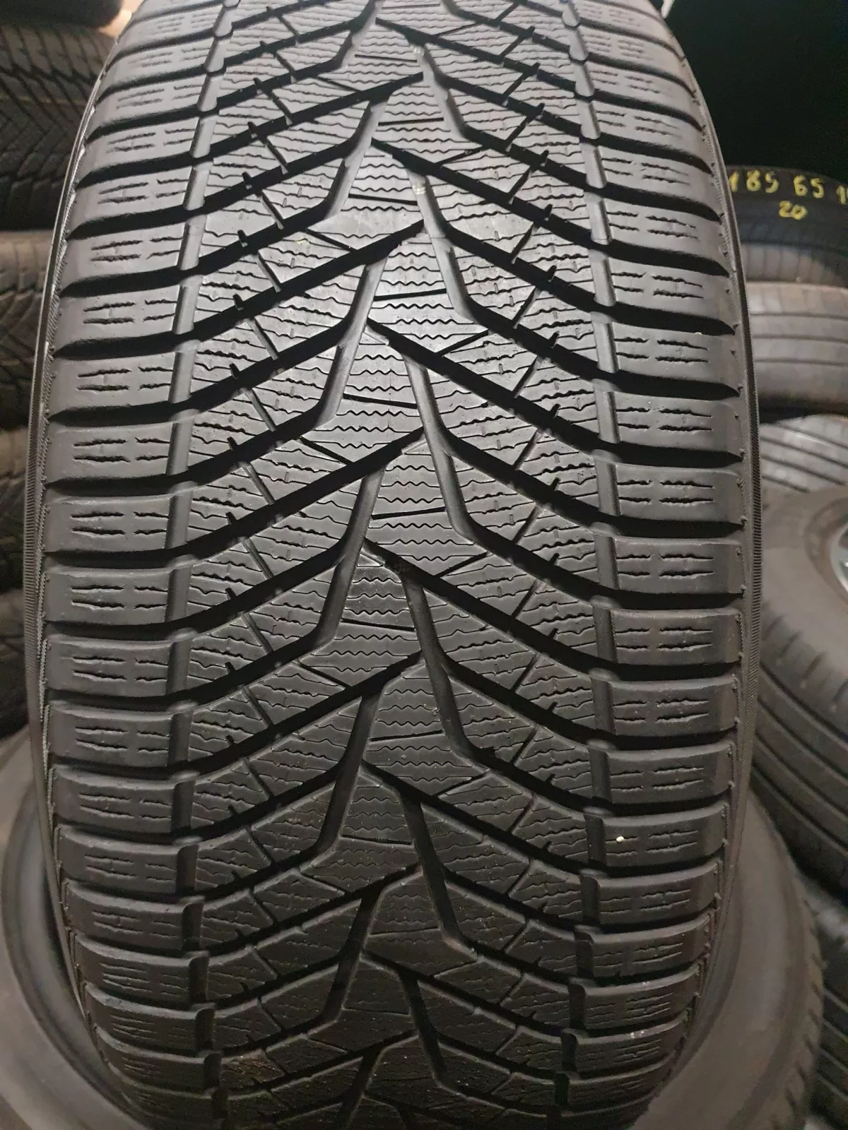 Yokohama BluEarth Winter V905 245/40R20 padangos