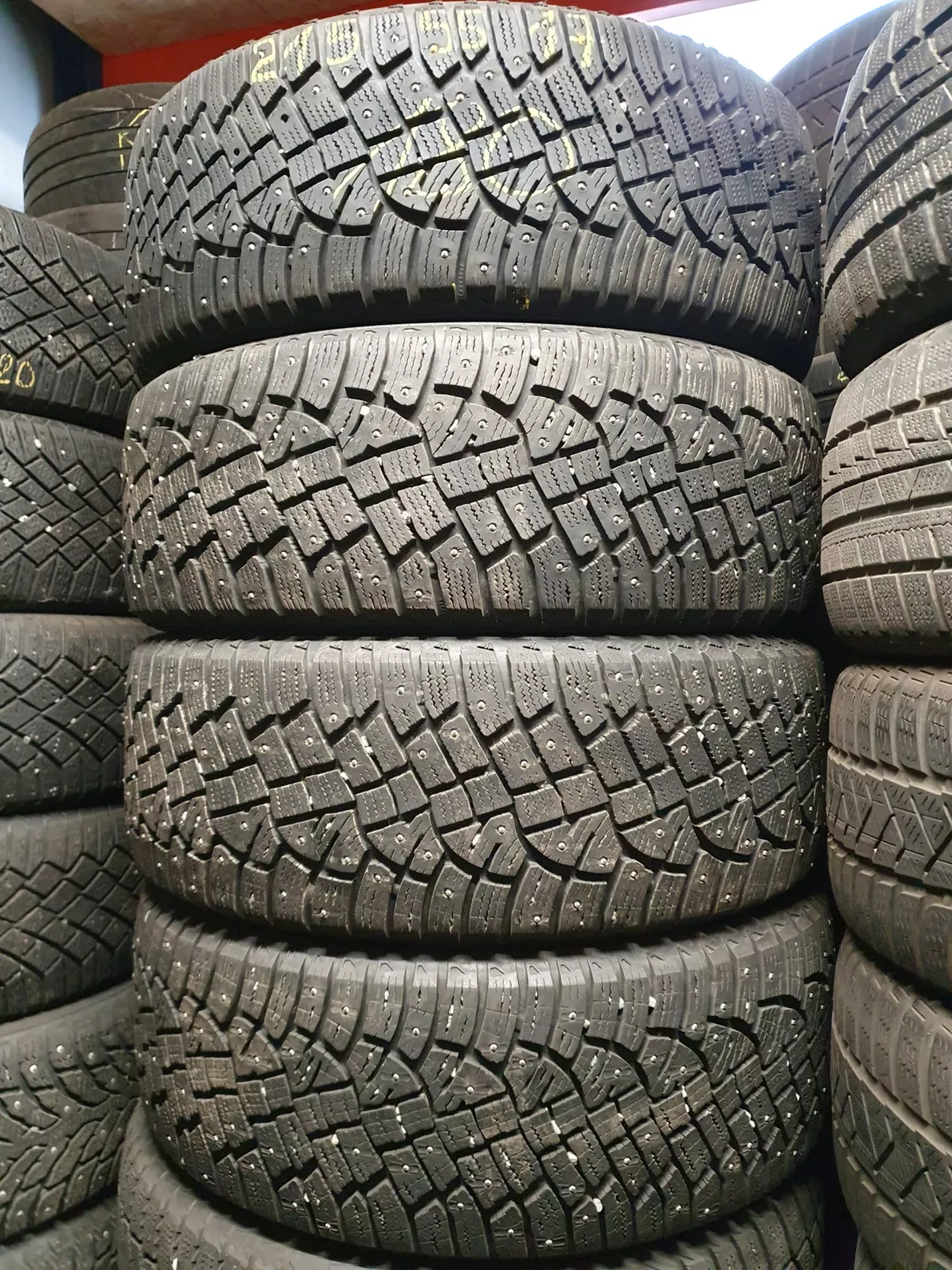 Continental IceContact2 215/55R17 dygliuotos padangos