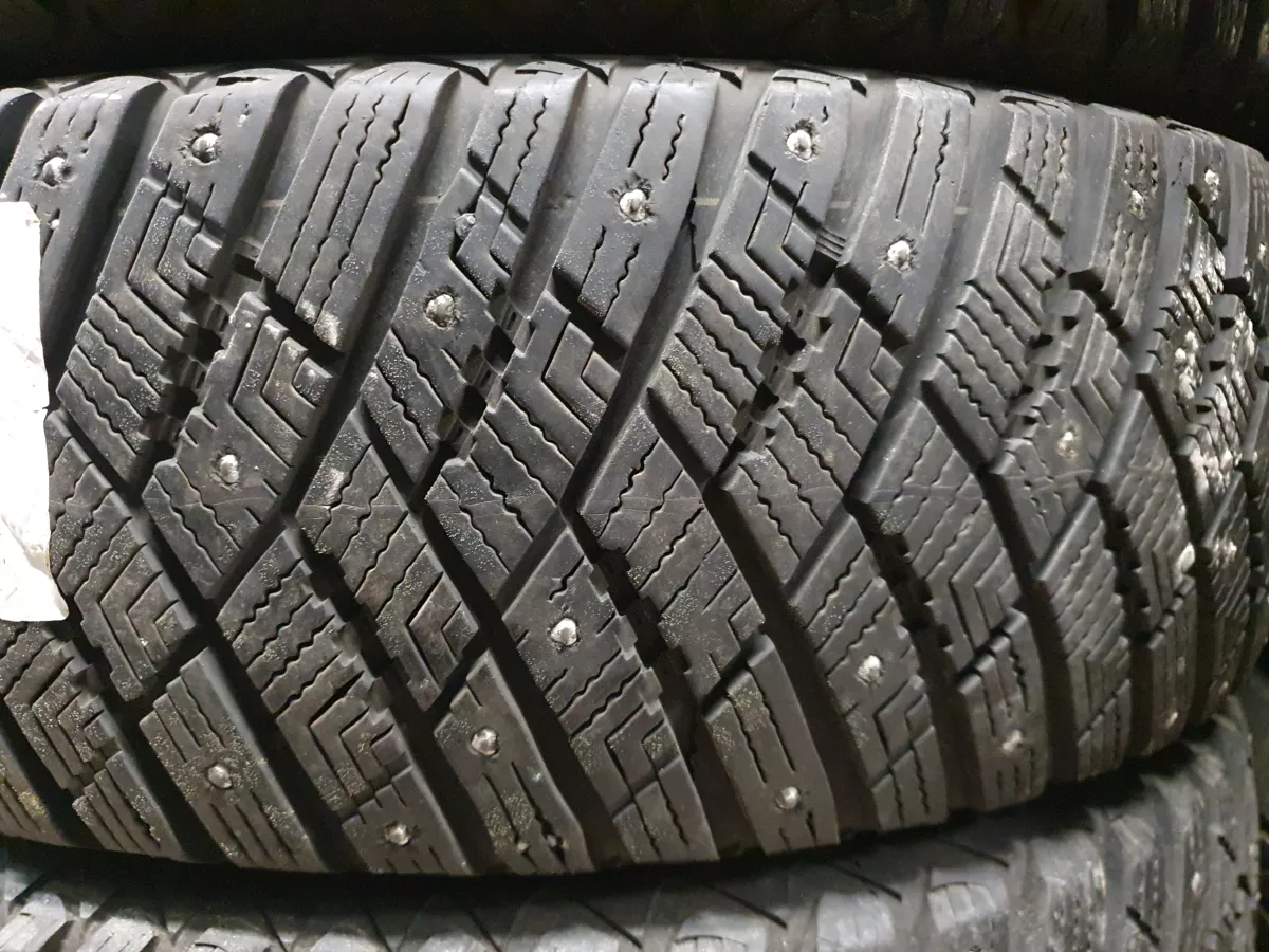 Goodyear UltraGrip Ice Arctic 225/60R18 dygliuotos padangos
