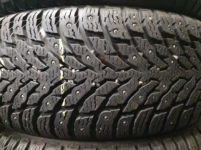 Nokian dygliuotos 225/60R17