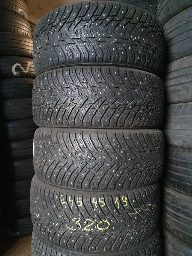 Nokian Hakkapellita8 dygliuotos padangos 245/45R19