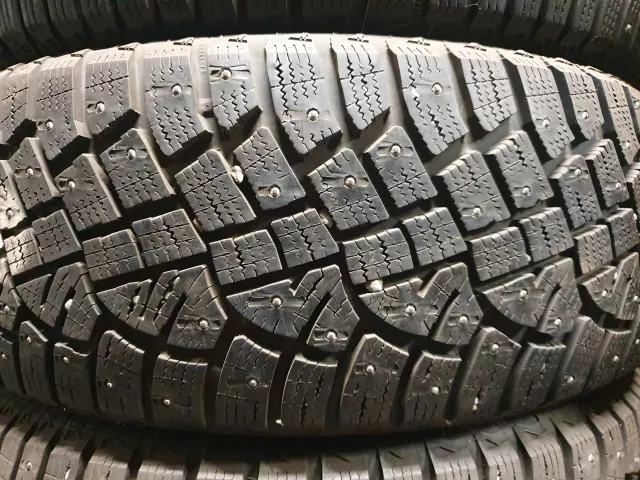 Continental dygliuotos padangos 215/70R16