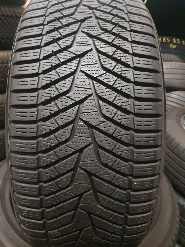 Yokohama BluEarth Winter V905 245/40R20 padangos