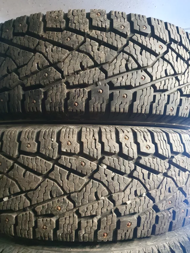 Nokian dygliuotos padangos 195/70 R15c