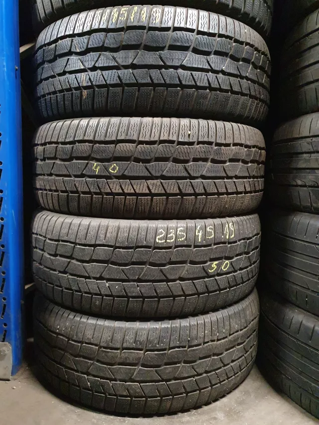 Continental 235/45R19 padangos