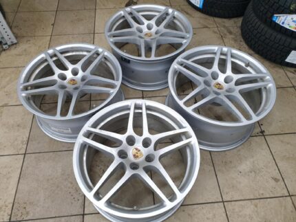 Porshe Macan 5x112 R18 skirtingu pločiu