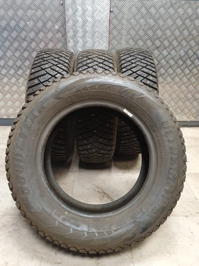 Continental IceContact2 205/70R15 SUV - Image 3