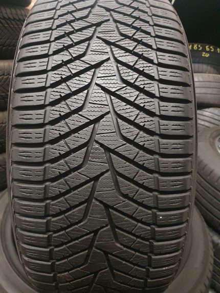 Yokohama BluEarth Winter V905 245/40R20 padangos