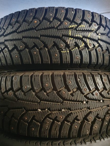 Nokian dygliuotos padangos 205/65R15c
